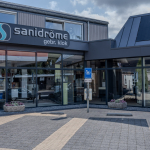 Voorkant showroom klok - bevrijdingsbericht
